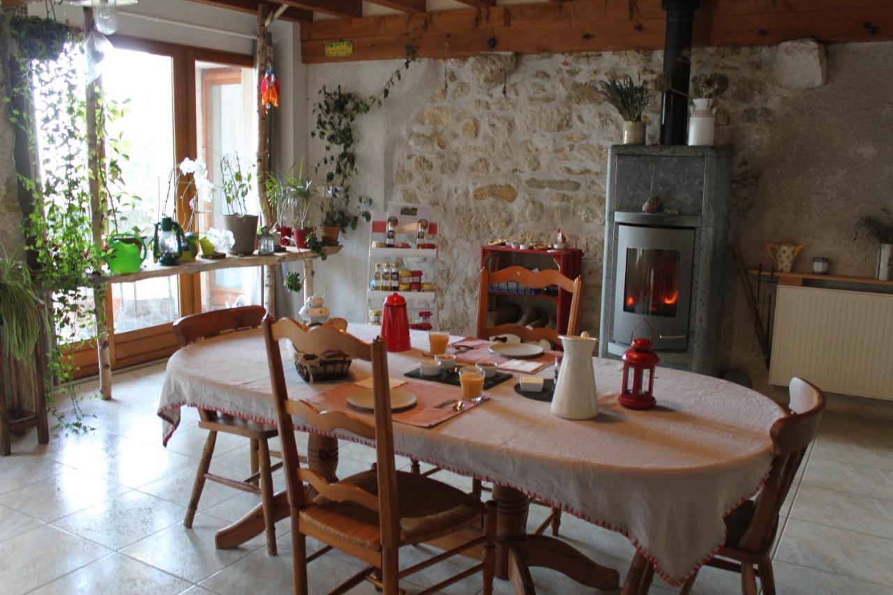 Chez Louve Bleue Bed & Breakfast Hotonnes Exterior photo